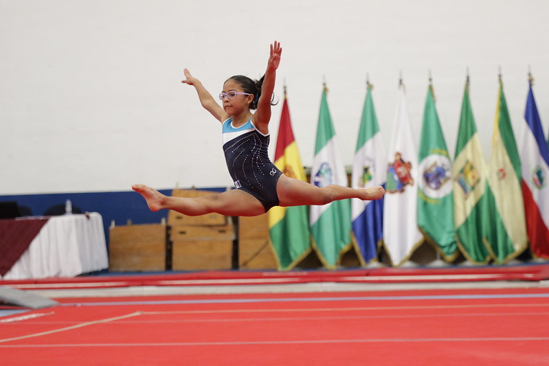 Gimnasia Femenina En El Entrenamiento De Juegos Deportivos Con