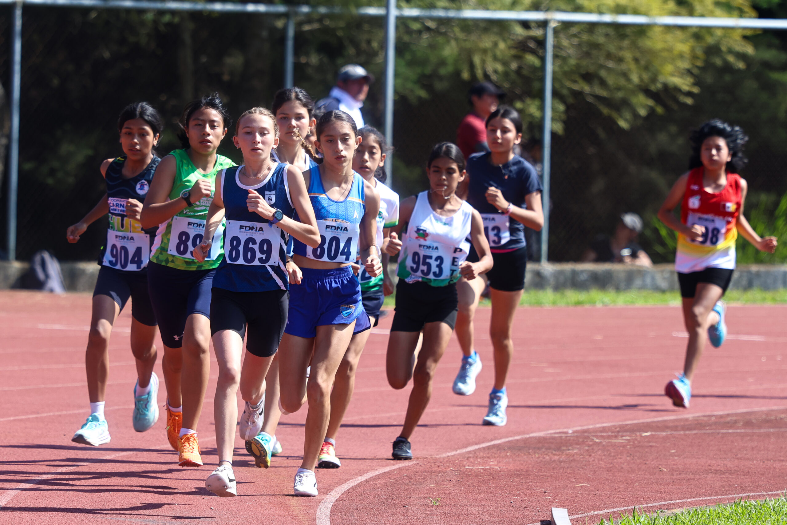 Entre el 7 y 8 de noviembre de 2025, el Parque Érick Barrondo de la Zona 7 de la Ciudad de Guatemala se convirtió en el epicentro del atletismo juvenil del país al acoger el Campeonato Nacional U13 y U15.