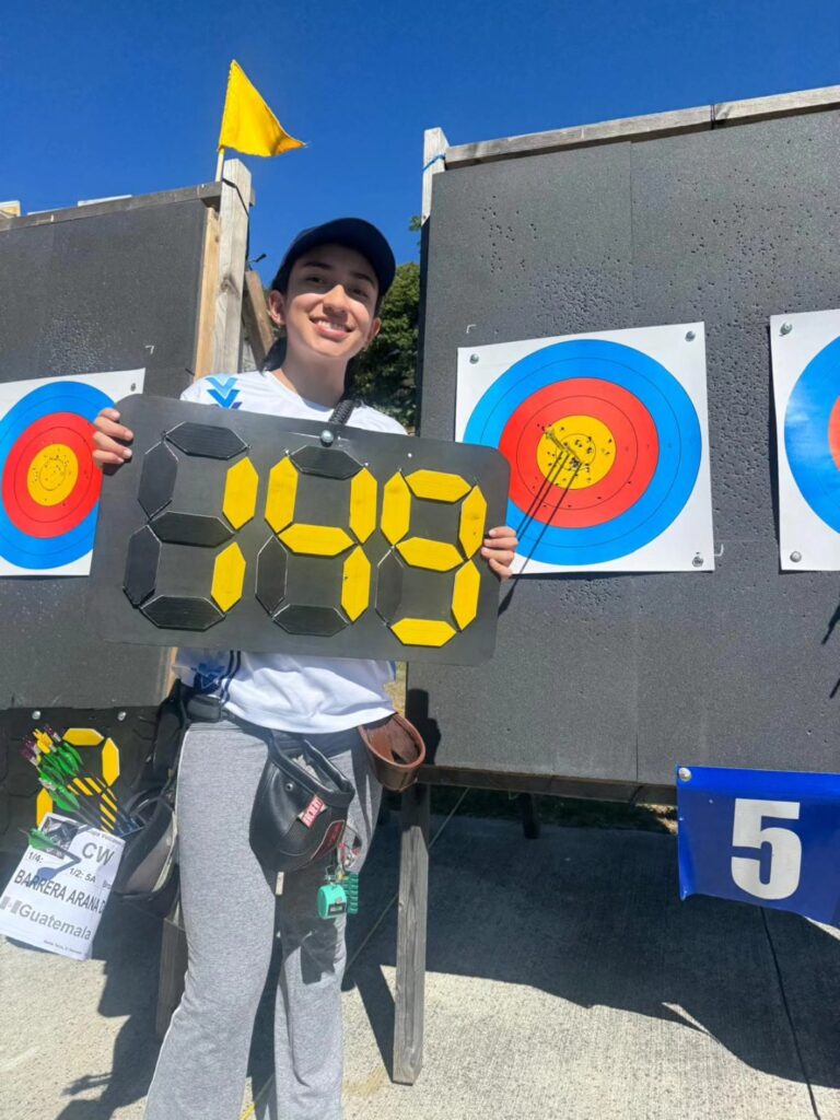  Danica Barrera luego de conseguir récord nacional en arco compuesto. 