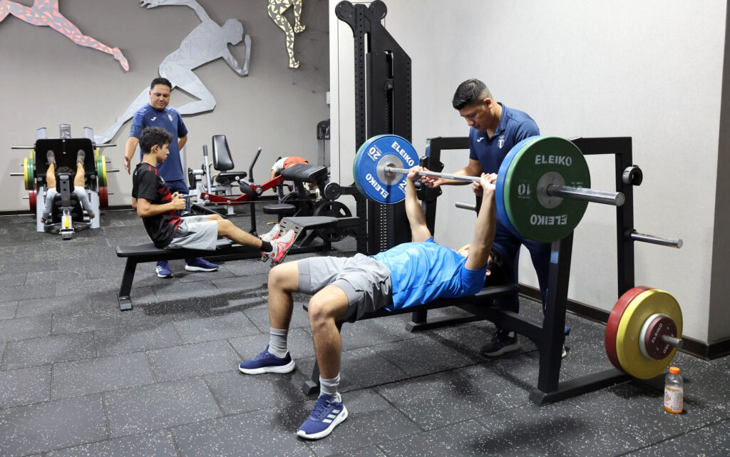 Atletas realizan ejercicios de fuerza durante su proceso de readaptación deportiva en el Centro de Rehabilitación y Readaptación Deportiva.